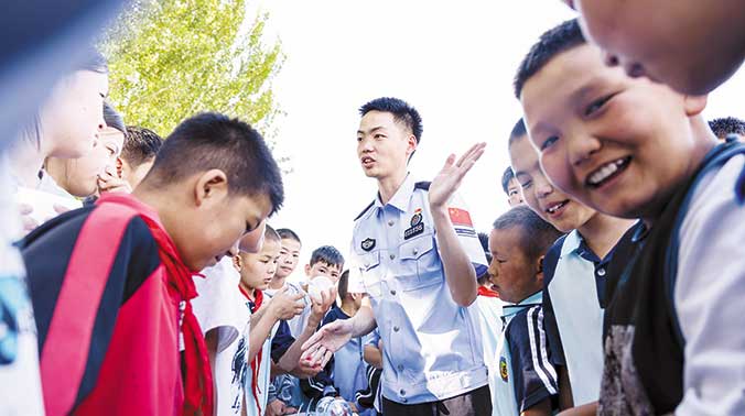 民警向学生们讲解禁毒知识